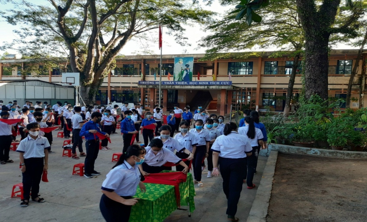 Lễ trưởng thành đội viên và lễ kết nạp đoàn viên mới cho học sinh lớp 9